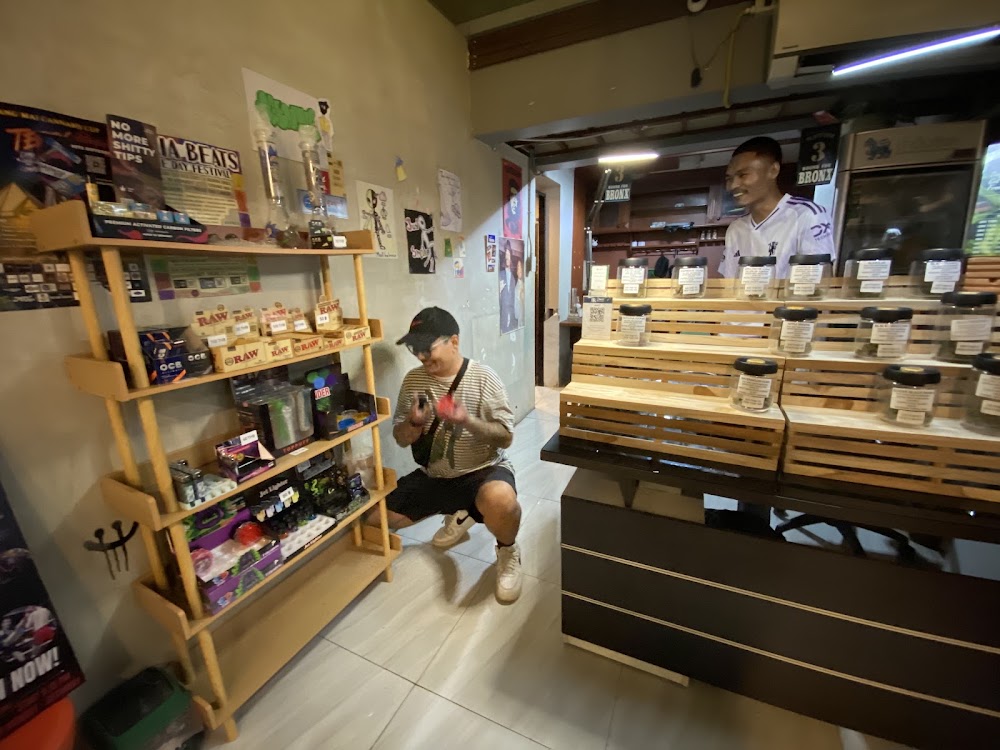 Weed Shop Highway 420 Cannabis Dispensary 大麻 Marijuanas - photo 4