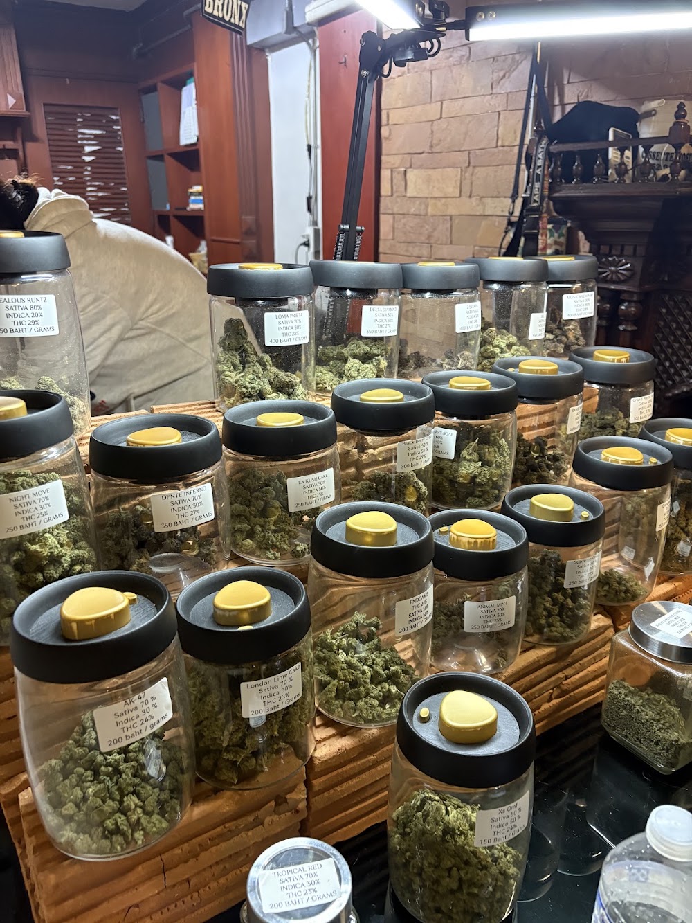 Weed Shop Highway 420 Cannabis Dispensary 大麻 Marijuanas - photo 5