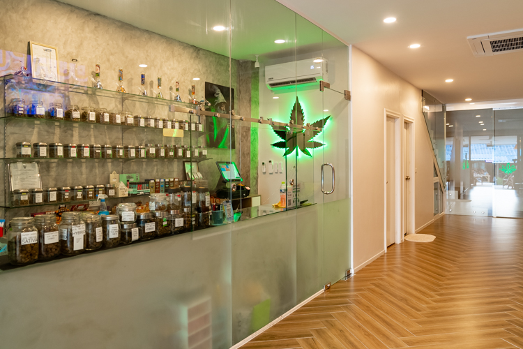 LaLaLand Cannabis & weed Shop - photo 3
