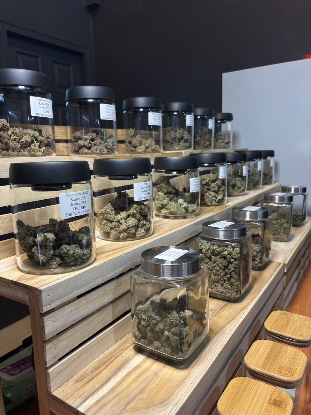 Weed Em Boyz Cannabis Dispensary 大麻 Marijuanas - photo 2
